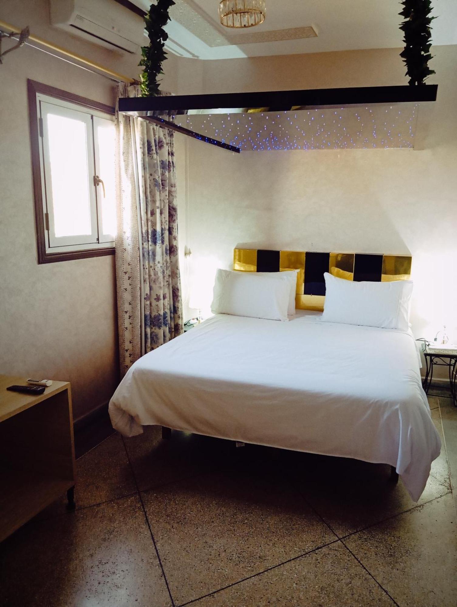 Hotel Lahlou Riad Cafeteria Oujda Bagian luar foto
